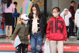Người dân Hà Nội đeo khẩu trang phòng chống dịch virus corona. (Ảnh: Thành Đạt/TTXVN)