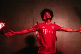 Hình ảnh Leroy Sane hân hoan trong ngày gia nhập Bayern Munich