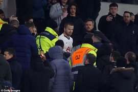 Tottenham bị loại, Eric Dier trèo lên khán đài đánh cổ động viên