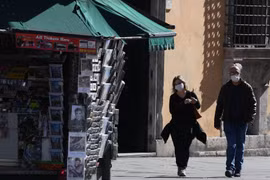 Người dân đeo khẩu trang để phòng tránh lây nhiễm COVID-19 tại Rome, Italy. (Ảnh: THX/ TTXVN)