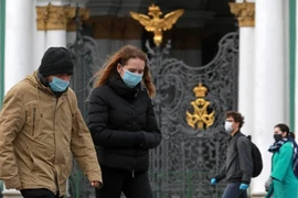 Người dân đeo tai nghe phòng chống COVID-19 tại St. Petersburg. (Nguồn: TASS)