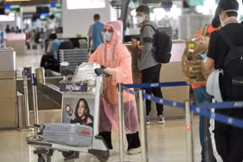 Hành khách chờ làm thủ tục tại sân bay Suvarnabhumi ở Bangkok, Thái Lan. (Ảnh: THX/TTXVN)