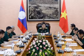 Đại tướng Ngô Xuân Lịch, Bộ trưởng Bộ Quốc phòng điện đàm với Đại tướng Chansamone Chanyalath, Bộ trưởng Quốc phòng Lào. (Ảnh: Dương Giang/TTXVN)