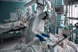 Nhân viên y tế chăm sóc bệnh nhân COVID-19 tại trung tâm y tế quốc gia ở Moskva, Nga ngày 14/5. (Ảnh: THX/TTXVN)