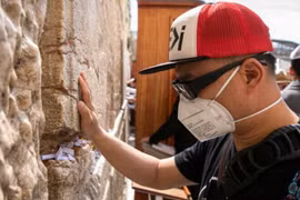 Người dân Israel đeo khẩu trang phòng chống COVID-19. (Nguồn: israel21c.org)
