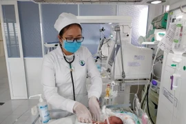 Cần Thơ: Cứu sống trẻ sinh non 0,8 kg bị thủng tạng bẩm sinh
