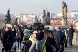 Người dân đeo khẩu trang để phòng tránh lây nhiễm COVID-19 tại Praha, Cộng hòa Séc. (Ảnh: AFP/TTXVN)