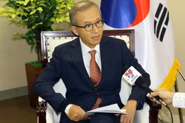 Đại sứ Hàn Quốc tại ASEAN Lim Sungnam trả lời phóng viên TTXVN. (Ảnh: Hải Ngọc/TTXVN)