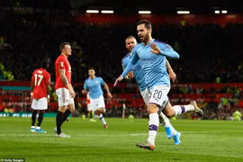 Man City (áo xanh) khiến M,U nếm trái đắng tại Old Trafford.