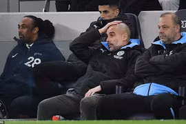 Pep bất lực nhìn đội nhà bại trận trước Tottenham.