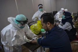 Xét nghiệm máu nhằm phát hiện nhanh trường hợp nhiễm dịch COVID-19 tại Surabaya, Indonesia ngày 11/5. (Ảnh: THX/TTXVN)