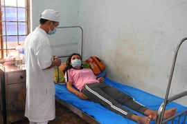 Các bác sỹ tại Trung tâm Y tế huyện Đăk Tô, tỉnh Kon Tum thăm, khám cho bệnh nhân mắc bệnh bạch hầu. (Ảnh: TTXVN)