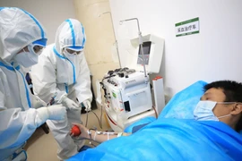 Bệnh nhân nhiễm COVID-19 điều trị tại bệnh viện ở Hồ Nam, Trung Quốc. (Ảnh: THX/TTXVN)