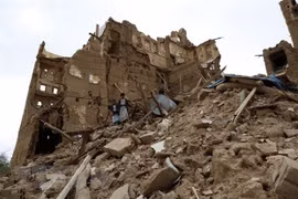 Cảnh đổ nát sau một cuộc oanh kích của liên quân do Saudi Arabia đứng đầu nhằm vào các mục tiêu của lực lượng Houthi ở Sanaa, Yemen. (Ảnh: THX/TTXVN)