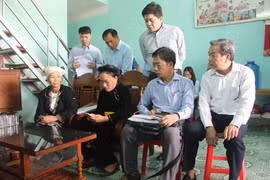Điều tra thông tin hộ gia đình bà Bàn Thị Nguyệt, thôn Làng Lạc, xã Xuân Quang, huyện Chiêm Hóa (Tuyên Quang). (Ảnh: Quang Cường/TTXVN)