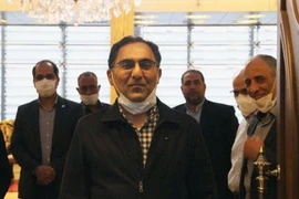 Nhà khoa học Iran Cyrus Asgari (giữa) được chính quyền Mỹ trả tự do ngày 3/6. (Ảnh: IRNA/TTXVN)