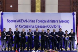 Bộ trưởng Ngoại giao 10 nước thành viên ASEAN, Tổng thư ký ASEAN và Ngoại trưởng Trung Quốc dự Hội nghị chụp ảnh chung. (Ảnh: Phạm Kiên/TTXVN)