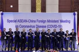 Bộ trưởng Ngoại giao 10 nước thành viên ASEAN, Tổng thư ký ASEAN và Ngoại trưởng Trung Quốc dự Hội nghị chụp ảnh chung. (Ảnh: Phạm Kiên/TTXVN)
