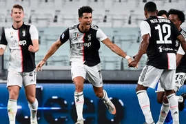 Ronaldo cùng đồng đội ăn mừng sau khi lập công. (Nguồn: Getty Images)