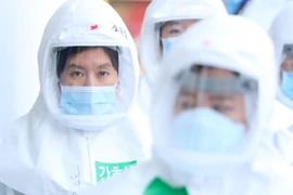 Nhân viên y tế làm việc tại bệnh viện điều trị cho bệnh nhân COVID-19 ở Daegu, Hàn Quốc. (Ảnh: THX/TTXVN)