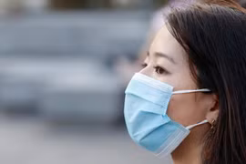 Nhiều người coi việc đeo khẩu trang là trách nhiệm chung nhằm giảm nguy cơ lây truyền virus corona. (Nguồn: AFP)