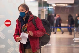 Người dân đeo khẩu trang phòng chống virus corona. (Nguồn: Reuters)