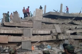 Nhân viên cứu hộ làm nhiệm vụ tại hiện trường vụ sập tòa nhà 7 tầng đang thi công tại tỉnh Kep, Campuchia,ngày 3/1. (Ảnh: AFP/TTXVN)