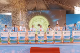 Các đại biểu nhấn nút khởi công. (Ảnh: Chanh Đa/TTXVN)