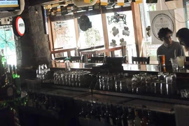 Nguy cơ mắc COVID-19 tại quán bar, nhà hàng cao hơn nhiều nơi