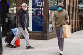Người dân New York bắt buộc phải đeo khẩu trang nơi công cộng. (Nguồn: ABC News)