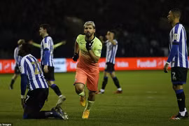 Arguero đưa Man City và tứ kết FA Cup.