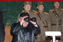 Hình ảnh nhà lãnh đạo Triều Tiên Kim Jong-un giám sát một vụ thử nghiệm vũ khí. (Ảnh: Yonhap/TTXVN)