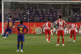 Lionel Messi cán mốc 700 bàn thắng trong sự nghiệp bằng cú panenka
