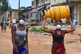 Người dân đeo khẩu trang nhằm ngăn chặn sự lây lan của dịch COVID-19 tại Abidjan, Cote d'Ivoire. (Ảnh: AFP/TTXVN)