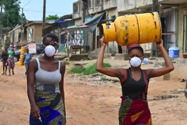 Người dân đeo khẩu trang nhằm ngăn chặn sự lây lan của dịch COVID-19 tại Abidjan, Cote d'Ivoire. (Ảnh: AFP/TTXVN)