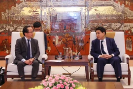 Chủ tịch UBND thành phố Hà Nội Nguyễn Đức Chung tiếp Trưởng đại diện Cơ quan hợp tác quốc tế Nhật Bản (JICA) Việt Nam Tetsuo Konaka. (Ảnh: Lâm Khánh/TTXVN)