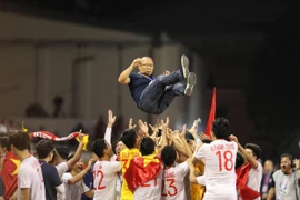 Cầu thủ Việt Nam tung hô HLV Park Hang-seo. (Ảnh: Hoàng Linh/TTXVN)