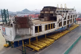 Phà Sewol sau khi được trục vớt và đưa về thành phố Mokpo, Hàn Quốc. (Ảnh: Yonhap/TTXVN)