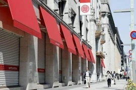 Cửa hàng bách hóa ở Tokyo, Nhật Bản đóng cửa sau khi chính phủ ban bố tình trạng khẩn cấp. (Ảnh: Kyodo/TTXVN)