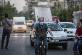 Người dân đeo khẩu trang phòng lây nhiễm COVID-19 tại Tehran, Iran. (Ảnh: THX/TTXVN)