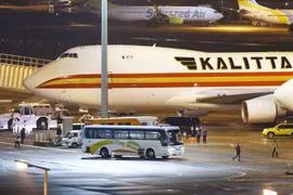 Các hành khách lên máy bay Kalitta do chính phủ Mỹ thuê vào ngày 17/2. (Nguồn: AP)