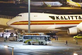 Các hành khách lên máy bay Kalitta do chính phủ Mỹ thuê vào ngày 17/2. (Nguồn: AP)