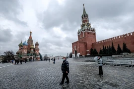 Người dân đeo khẩu trang đề phòng lây nhiễm COVID-19 tại Moskva, Nga. (Ảnh: AFP/TTXVN)