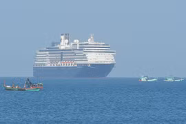 Du thuyền Westerdam chuẩn bị cập cảng Sihanoukville, Tây Nam Campuchia sáng 13/2. (Ảnh: AFP/TTXVN)