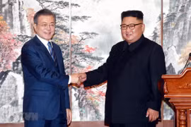Nhà lãnh đạo Triều Tiên Kim Jong-un (phải) và Tổng thống Hàn Quốc Moon Jae-in tại hội nghị thượng đỉnh liên Triều lần thứ 3 ở Bình Nhưỡng ngày 19/9/2018. (Nguồn: AFP/TTXVN)