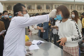 Khám sức khỏe cho công dân trước khi trở về địa phương. (Ảnh minh họa: Thùy Dung/TTXVN)