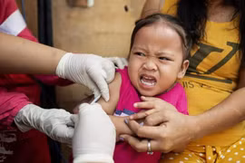 Một em bé được tiêm vắcxin tại Philippines hồi năm ngoái. (Nguồn: AFP)