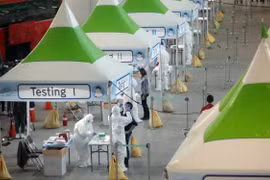 Xét nghiệm COVID-19 đối với hành khách đến từ châu Âu tại sân bay quốc tế Incheon. (Ảnh: Yonhap/TTXVN)