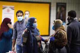 Người dân đeo khẩu trang phòng dịch COVID-19 ở Cairo, Ai Cập. (Ảnh: THX/TTXVN)