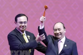 Thủ tướng Nguyễn Xuân Phúc nhận búa Chủ tịch ASEAN từ Thủ tướng Thái Lan Prayuth Chan-o-cha. (Ảnh: Thống Nhất/TTXVN)